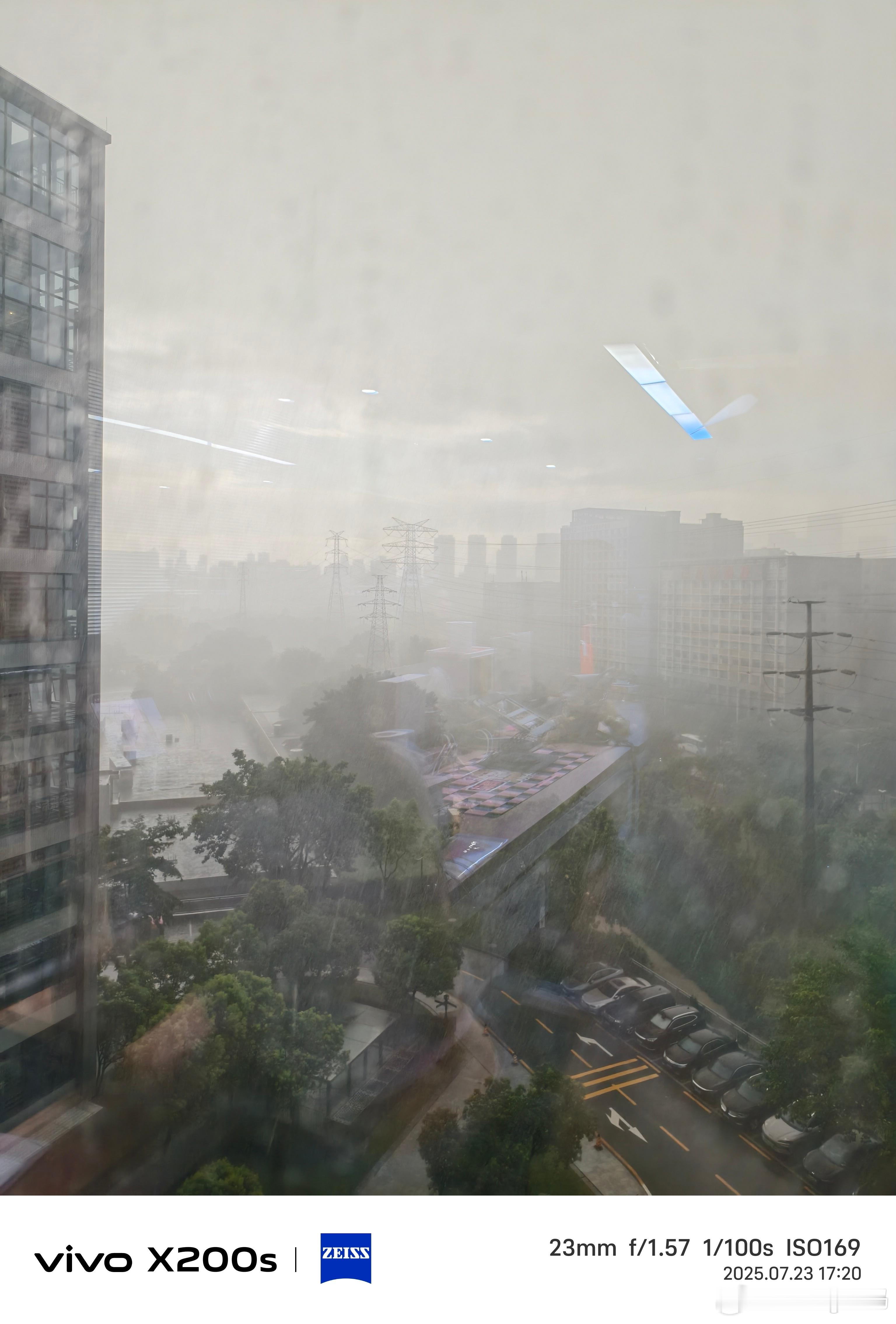 这暴雨下的好多牛的马又要被淹了同事的电动在充电都直接断电了雨，你现在下了等会下班
