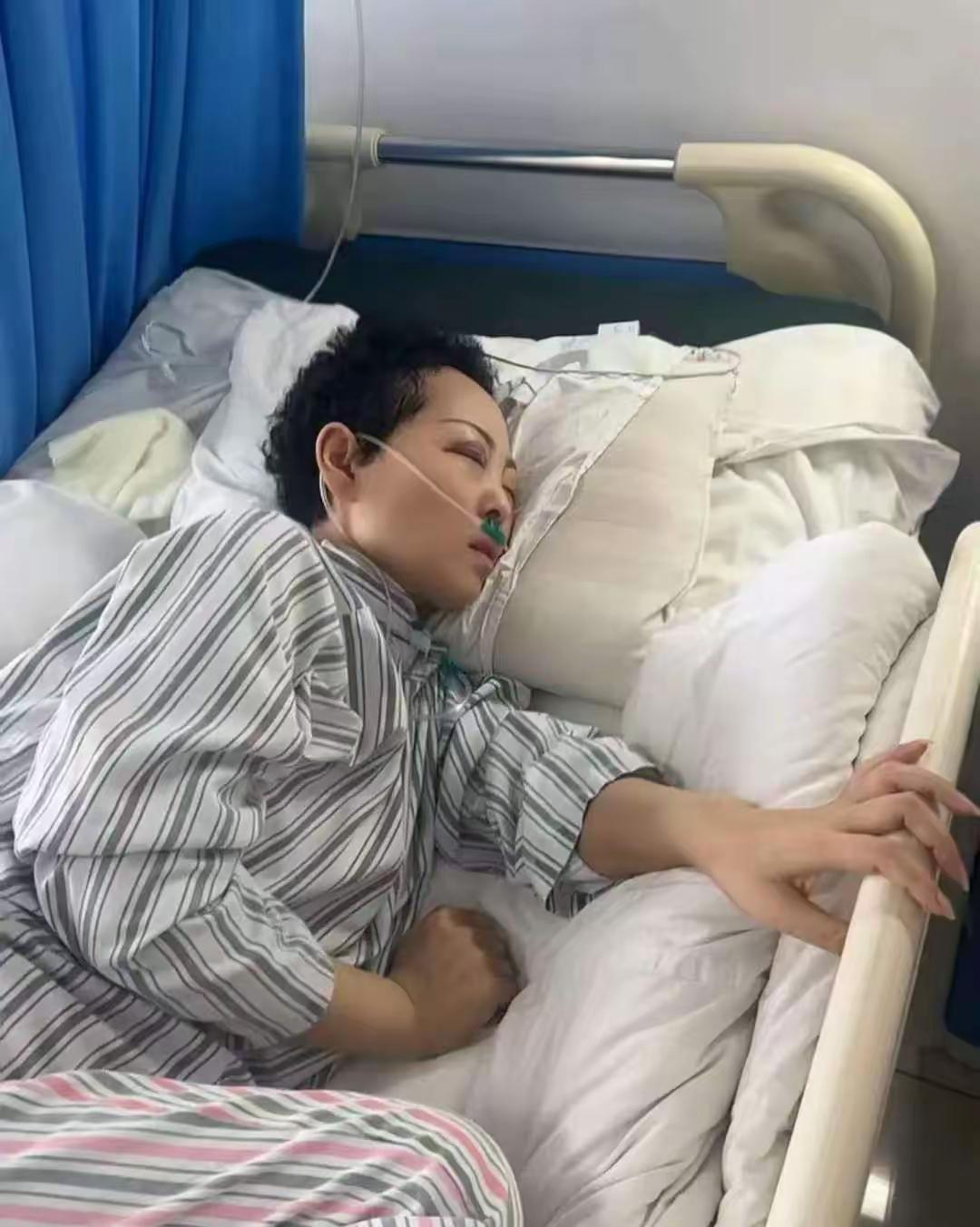 6月9日下午5点，高考最后一门收卷铃响。考点外鲜花与欢呼交织，唯独一个男人站在人