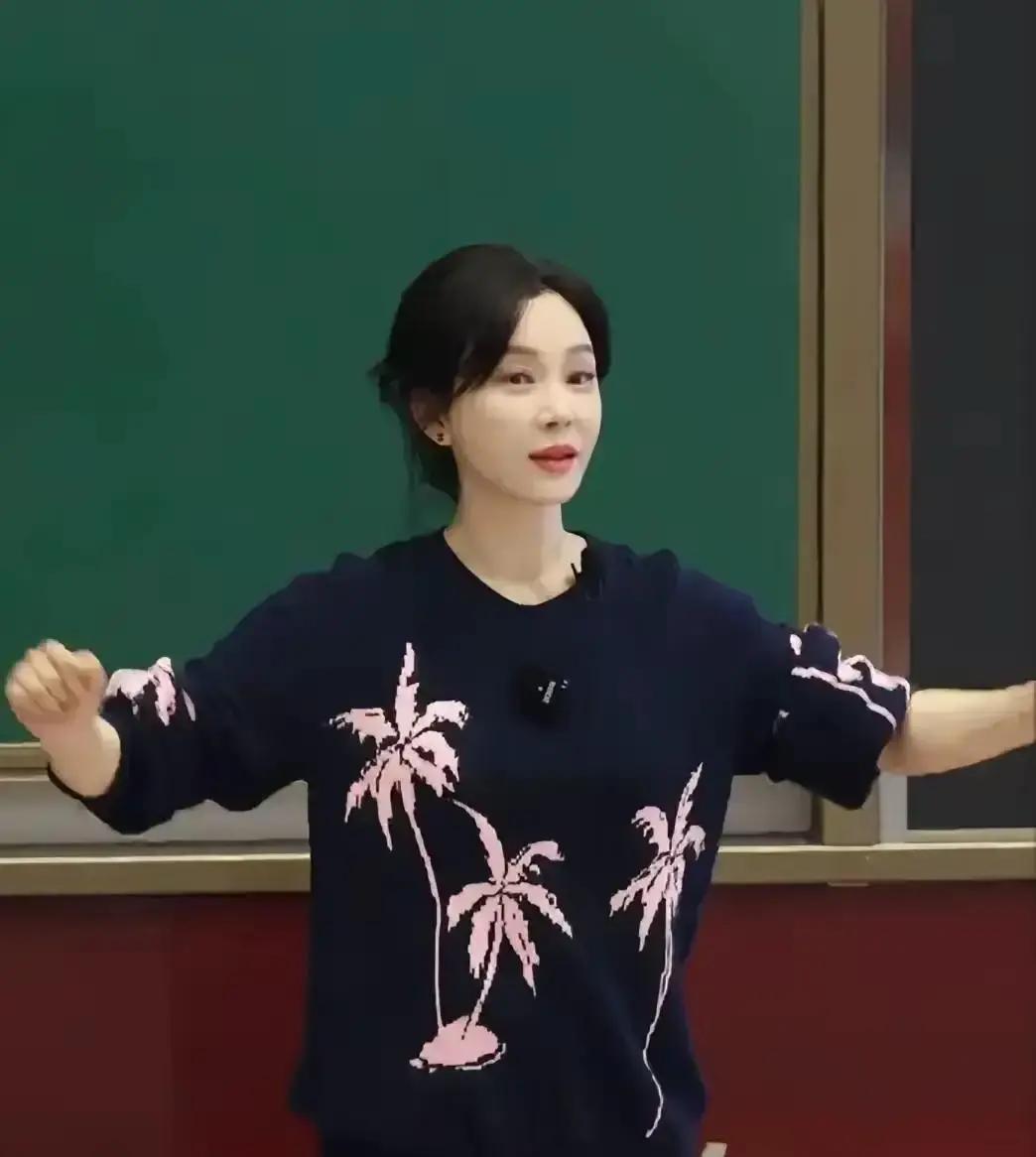 她提前三个月住进村里，学方言、挑粪、晒裂皮，冯小刚一句话：换人，你太像“演员”。