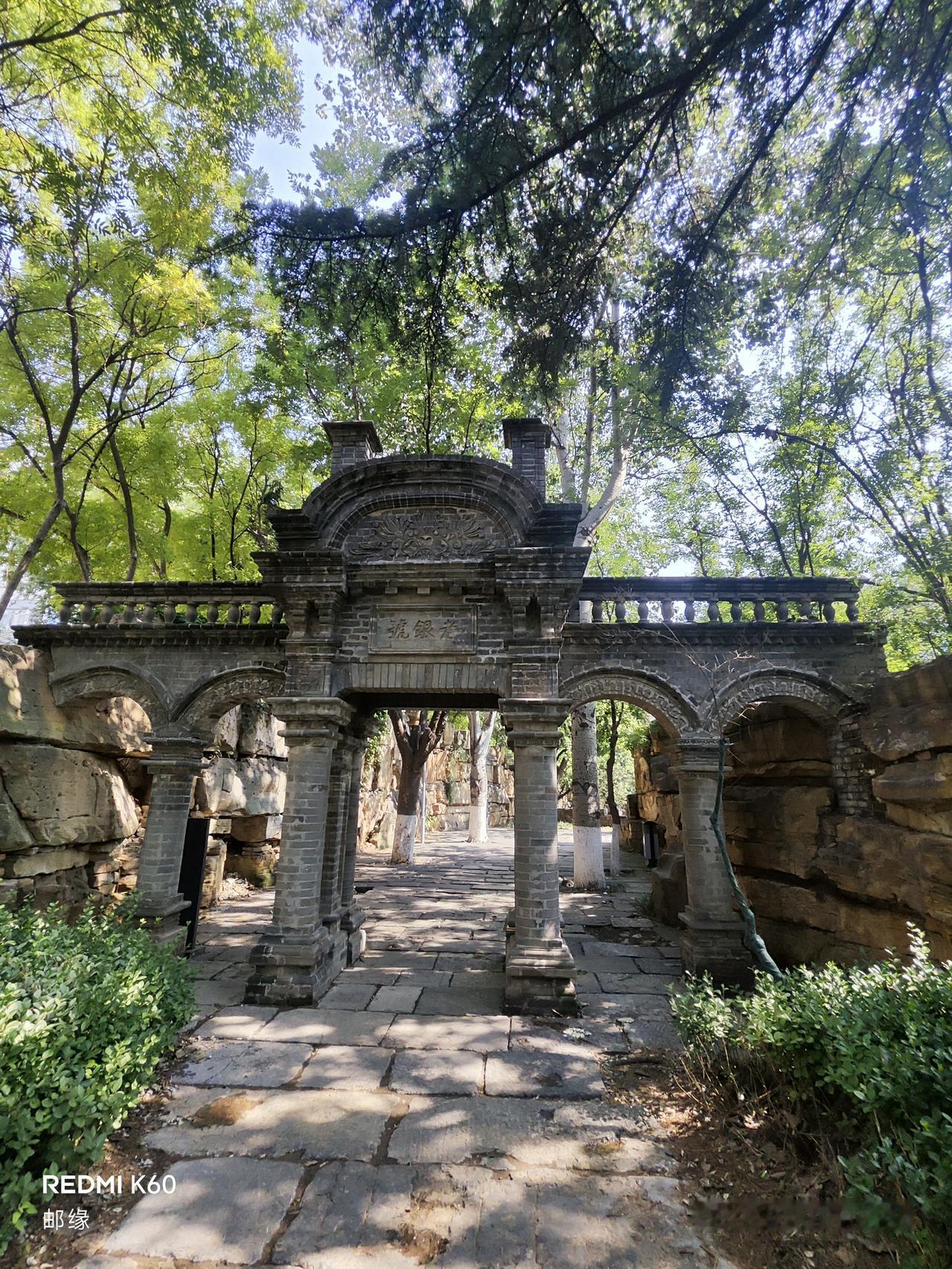腊山河公园，绝对是济南人的独特记忆。它在济南西客站片区，长度约500米，沿着腊山