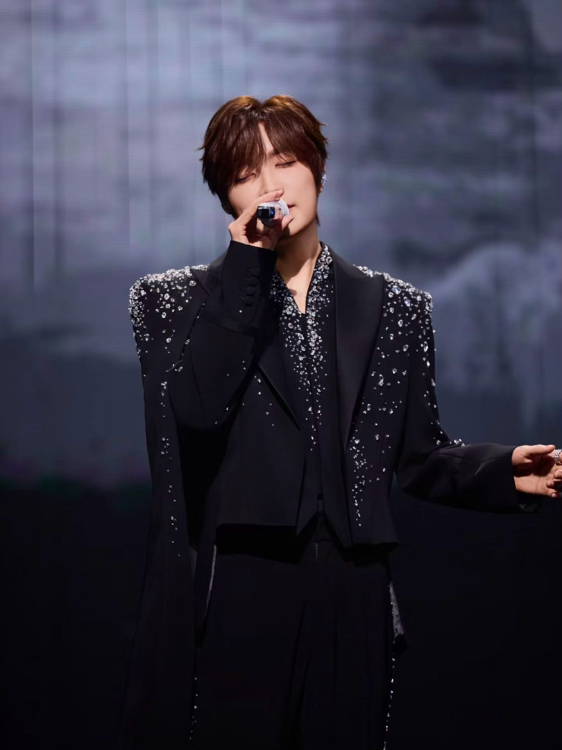 相信徐良谈过50次恋爱了徐良老来俏 深圳场他穿校服出来的那一刻，全场尖叫。那个少