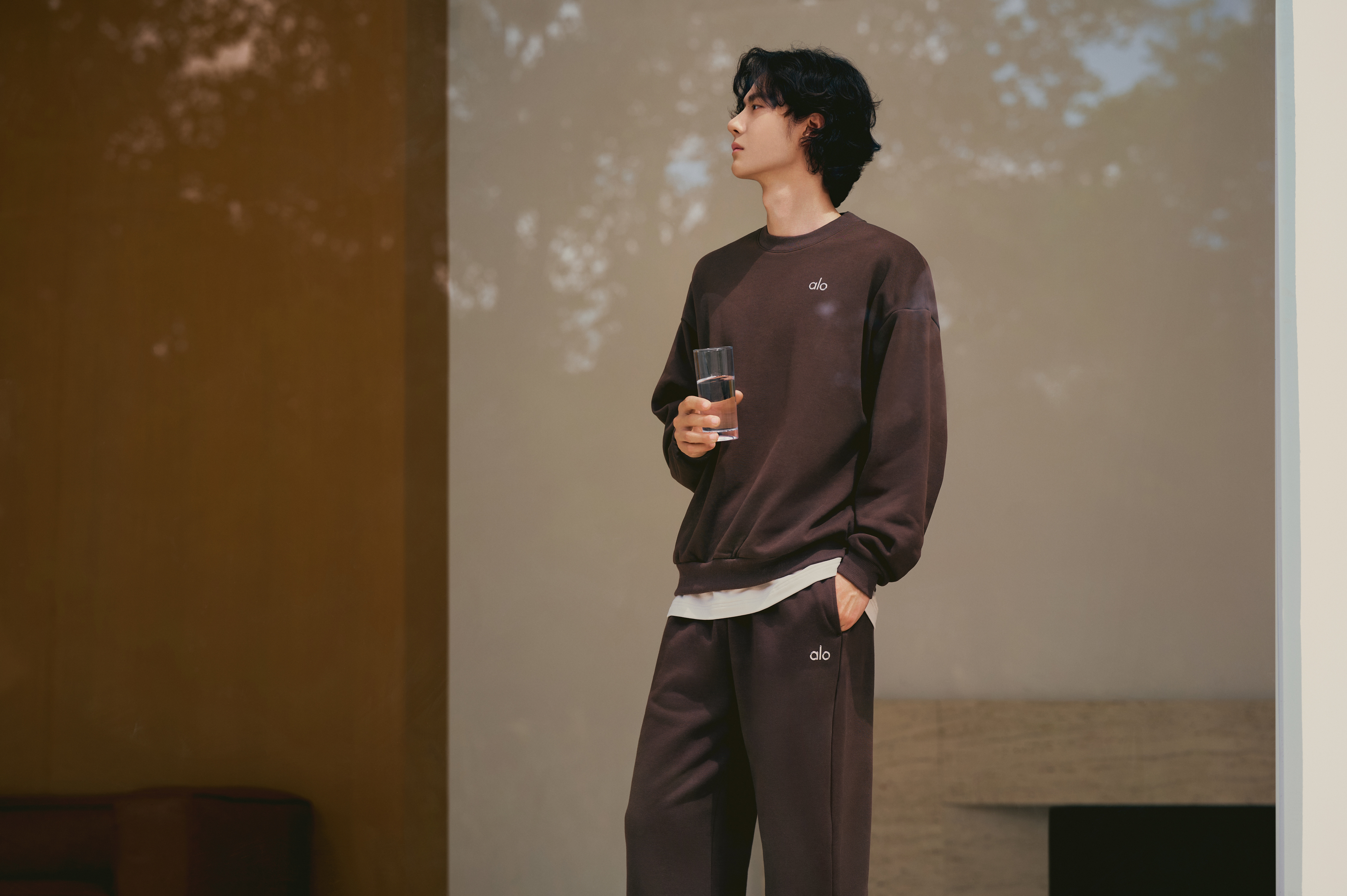 vt公告牌 ALO 全球品牌大使王一博，上身ALO Accolade Crew 
