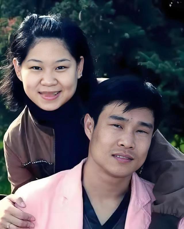 1999年，19岁的落魄小子沈鹤，爱上了16岁的二人转台柱子沈春阳。那时的他穷得