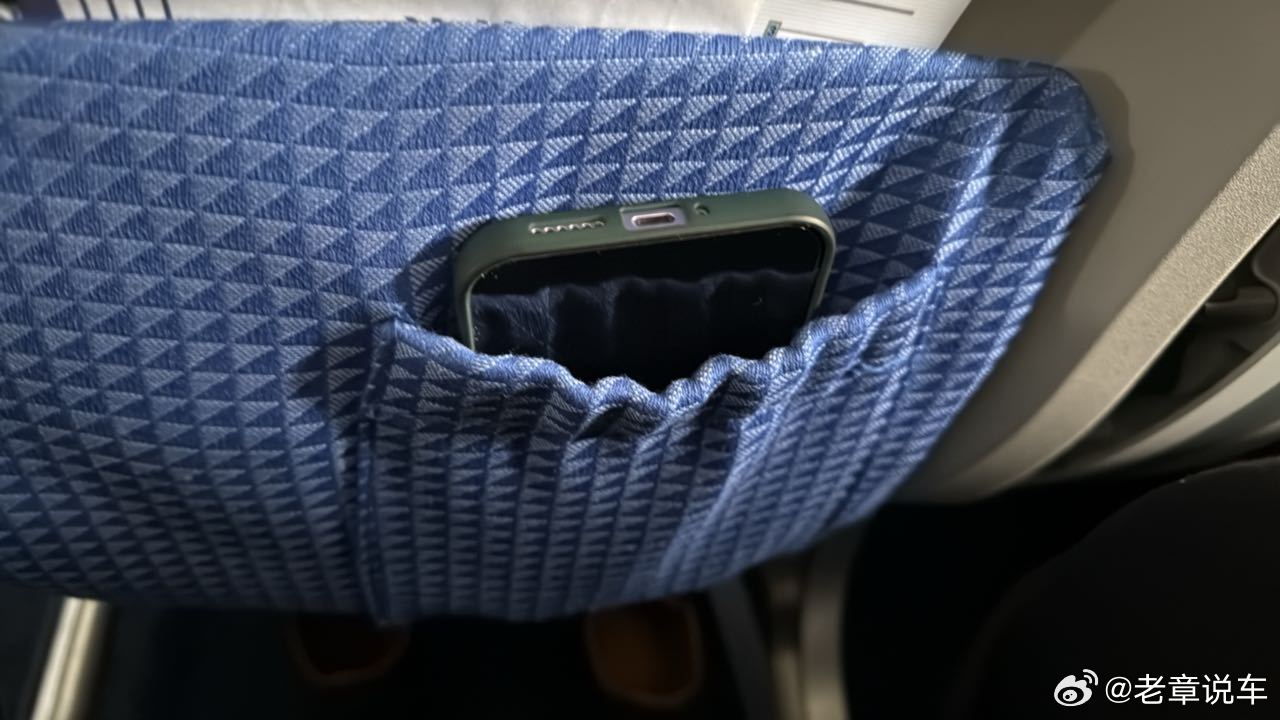开工首飞，C919，最满意的是空间和这个放手机的小袋子！ 