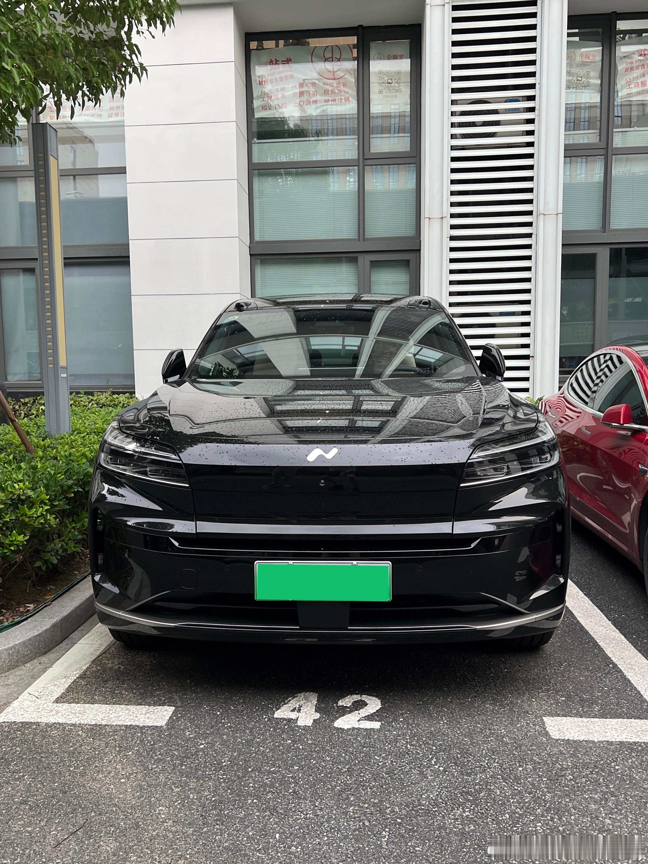 当一辆车的体量足够大，它就适合黑色，还能弱化面部线条，看来乐道L90陆续开始交付
