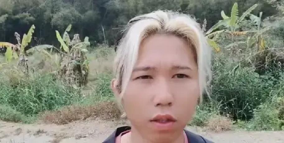 直播里全屏都在问：“你哥呢？”

李家小柒眼皮都没抬：“我自己的事都管不过来。”