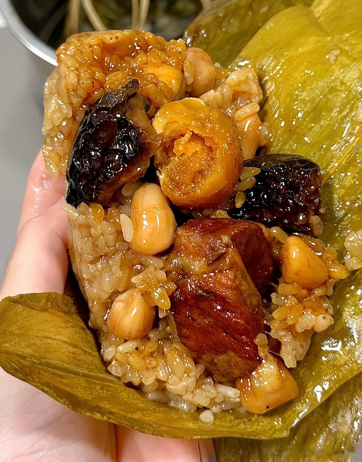 原来网购粽子还有隐形标准原料到包装都有隐形把控，网购粽子安全有保障。00后买粽兼