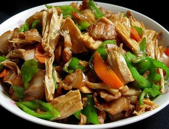 美味好吃的家常腐竹做法！食材：五花肉，腐竹，少许黄酒，少许酱油，葱，姜，蒜末，盐