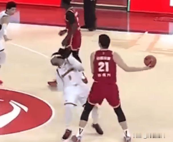 再看广东和山西三个争议判罚，漏掉山西两个违体依然输球



广东客场战胜山西比赛