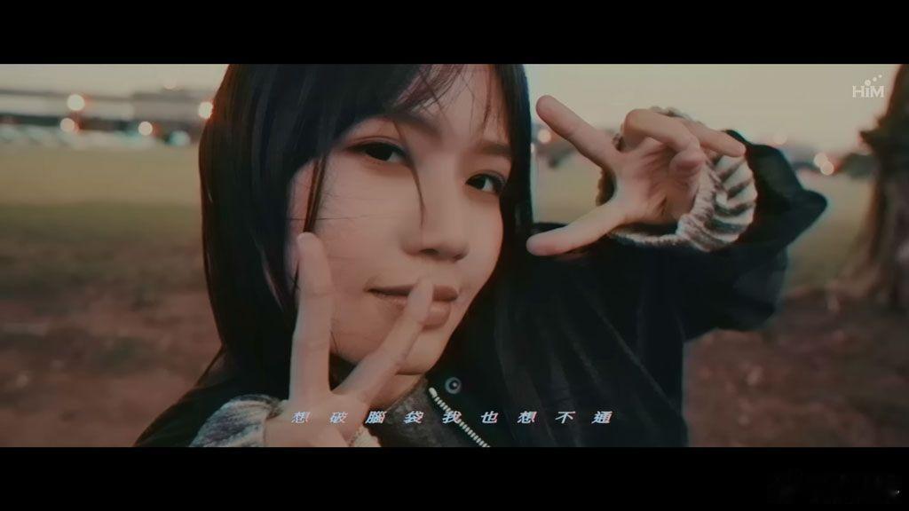 #冯提莫 每个女孩都是自己的光# 每一个女孩，都是夜空中独一无二的星辰，不依赖他