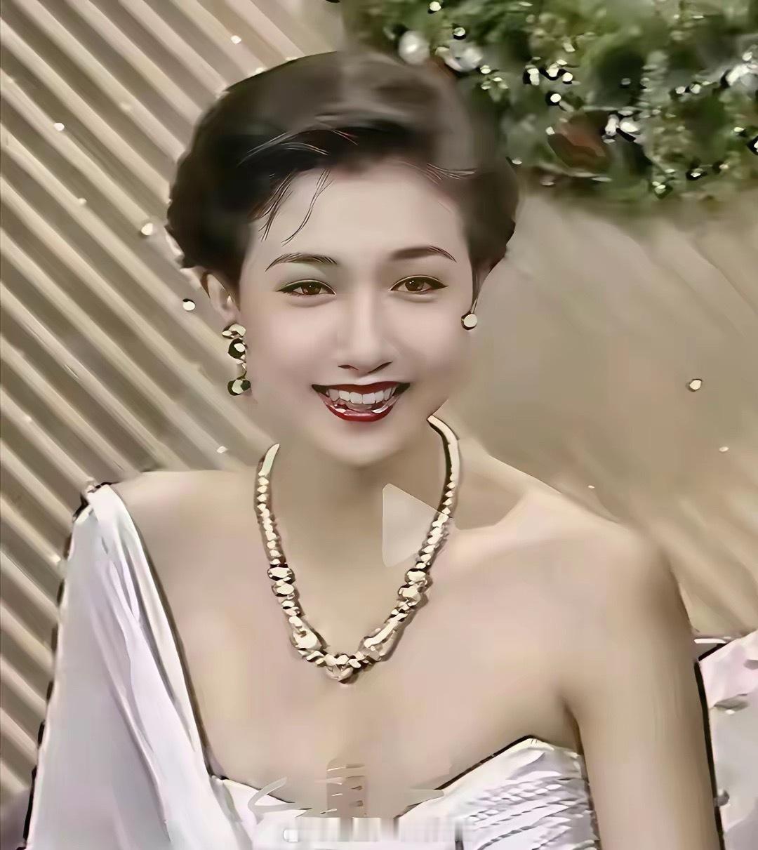 吴绮莉年轻时长这样，也难怪成龙大哥会犯错误，她的长相甜美中又带英气，五官又大气又