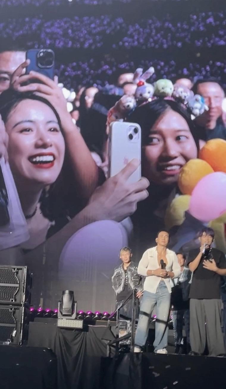 杰伦演唱会，淋雨也值得。瓢泼大雨也抵挡不住看杰伦演唱会的心情，《花海》...
