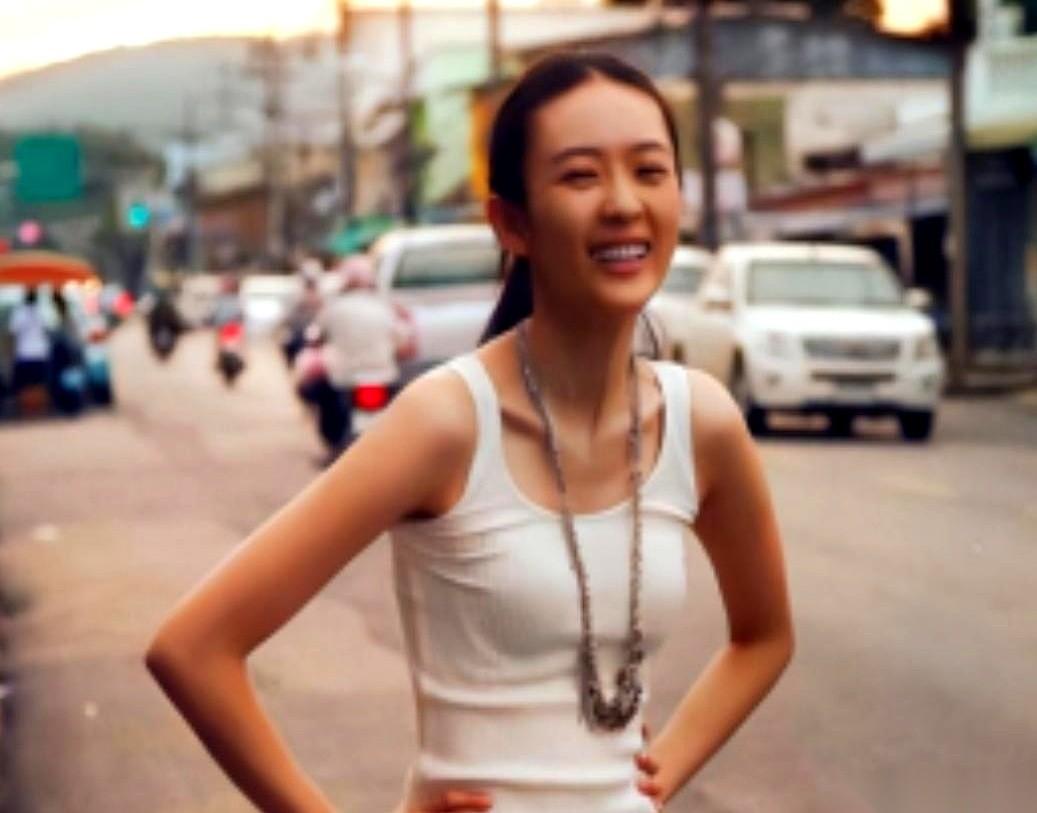 “歇10分钟再打吧！”
2003年，中戏门口，18岁的童瑶跪在冰冷的水泥地上，对