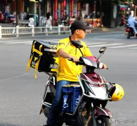 江苏泰州，男子骑着一辆无牌电动三轮车，撞倒了一个外卖小哥，事后他不但不停车，反而