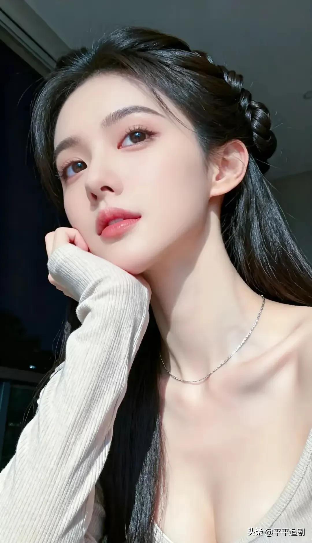 女人味的魅力在哪里?
夜色漫过窗棂，发丝挽起温柔，
指尖轻抵下颌，藏着几分慵懒的