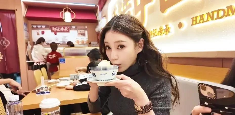 马筱梅说宝宝好像有点迫不及待要提前来到这个世界，她说原本一家人计划赴广州i游玩后