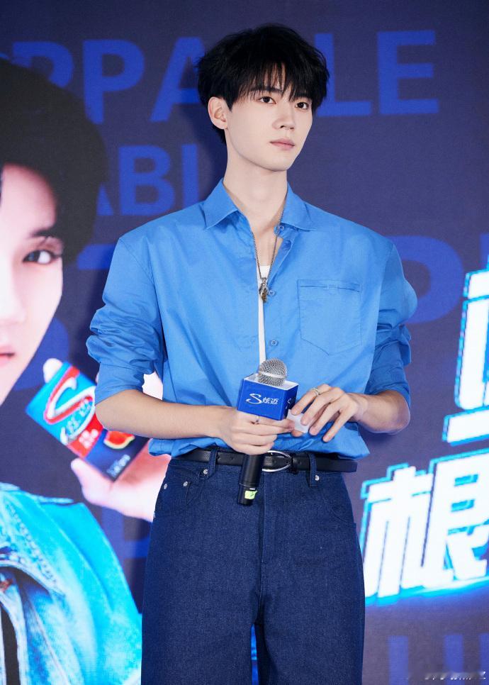 #周翊然衬衫造型梦回张陆让##周翊然男友感穿搭#周翊然一穿衬衫，就有张陆让的影子