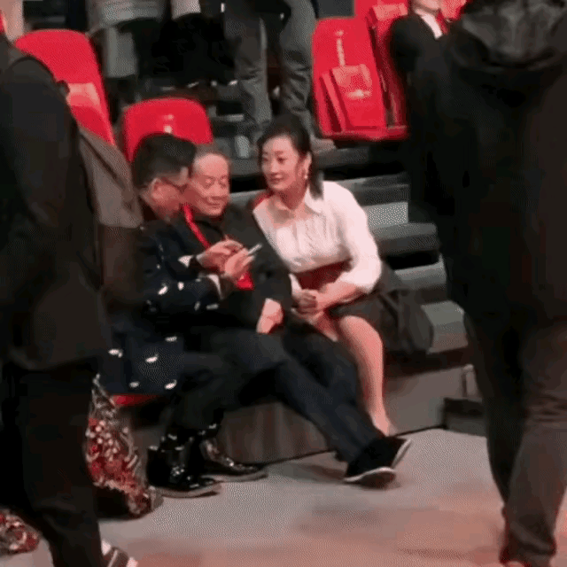 宗庆后、宗馥莉与窦文涛台下聊天画面告诉我们：有父亲在，永远都是小公主，父亲不在，