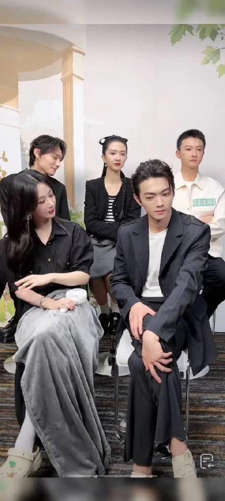 承欢记扫楼，杨紫媚而不妖，像荷花一样出於泥而不染，有种岁月静好的即视感！许凯脸好