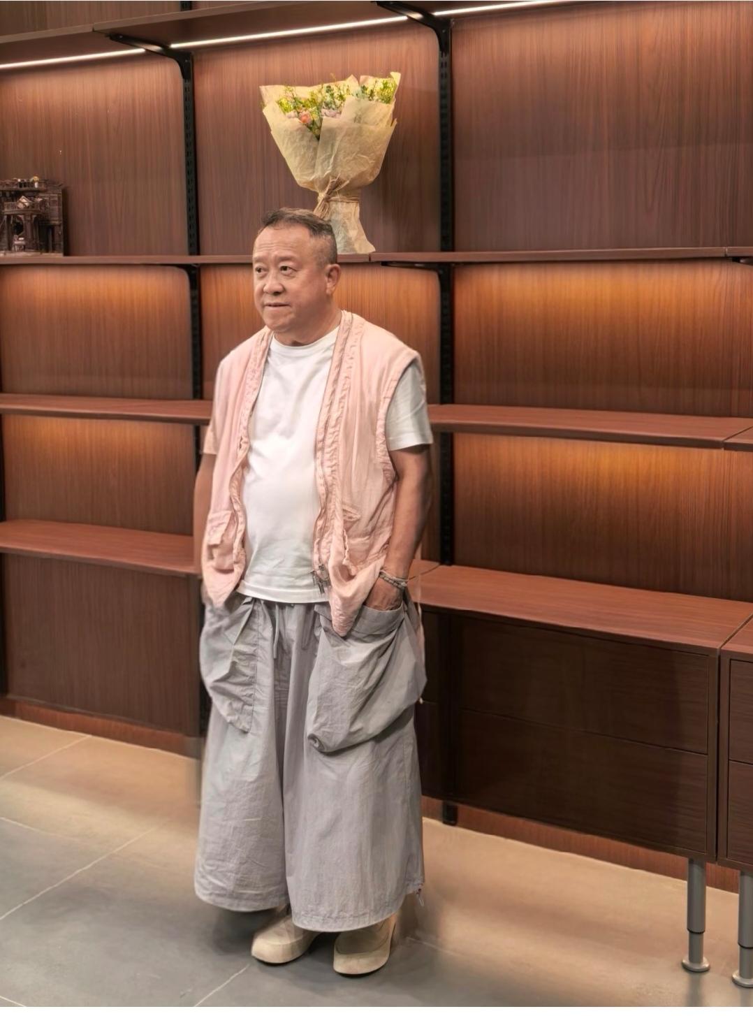 曾志伟，太时尚了，就是阔腿裤显得腿太短了。