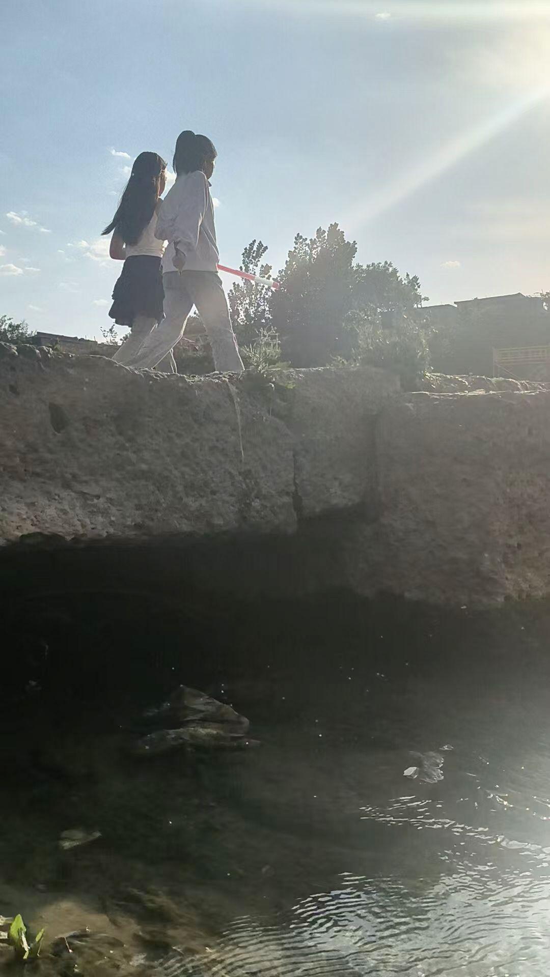 立夏！离卦六二爻辞说：黄中文明，具有中正之德，大吉祥！（黄丽元吉，得中道也！）