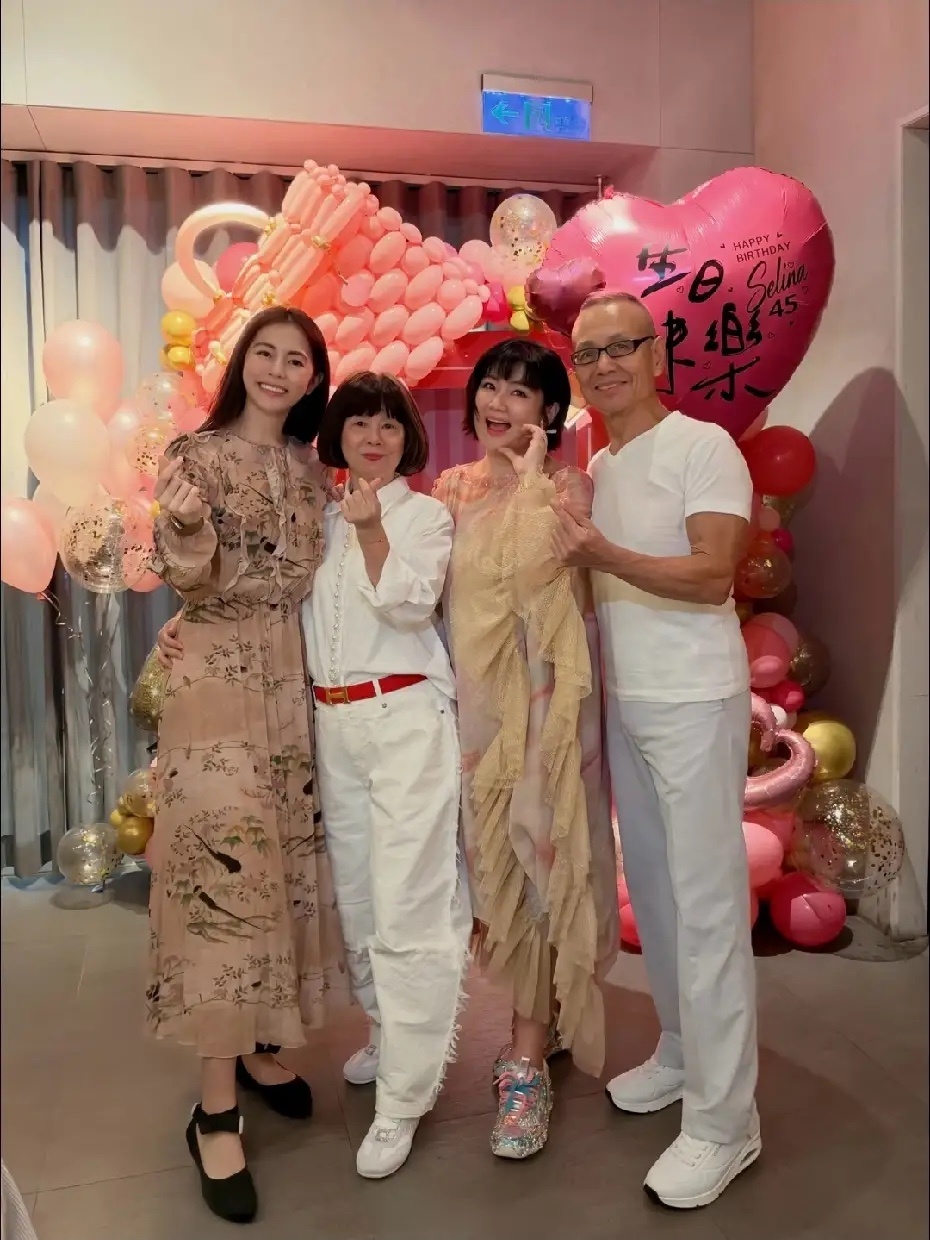 任家萱过45岁生日，妹妹和爸妈一起庆祝，一家人好温馨啊！ ​​​