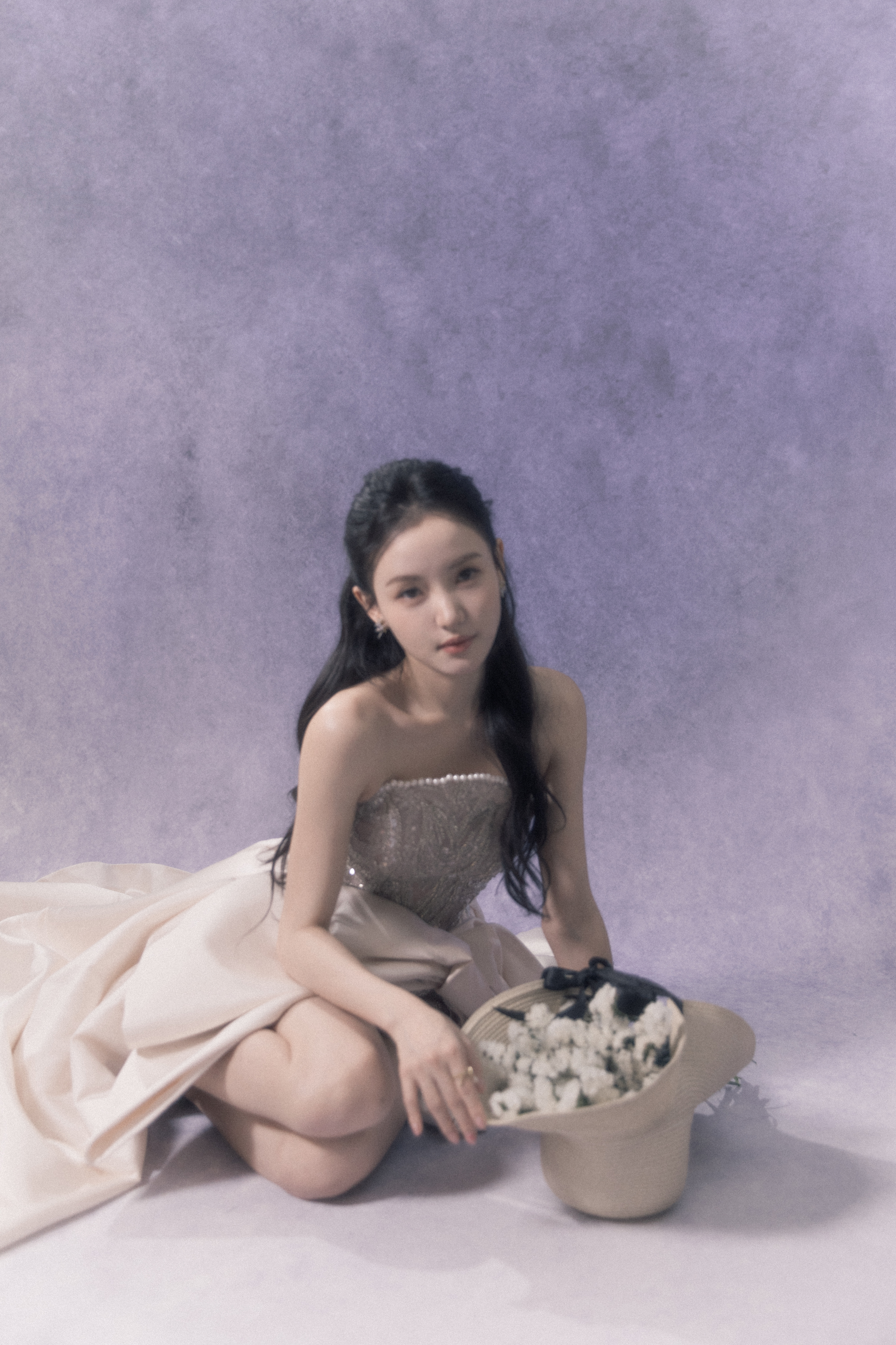 林小宅 捧花少女 最新写真曝光！置身镜头之下，捧着花的少女一头长发在光晕中随风而
