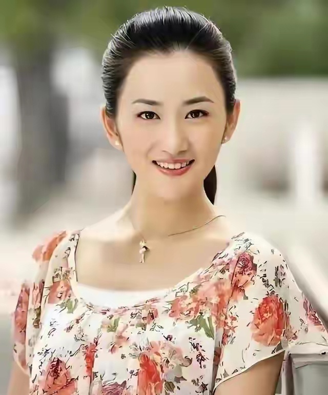 她将弟弟带入娱乐圈，现在自己无人问津，弟弟却是红透半边天！ 