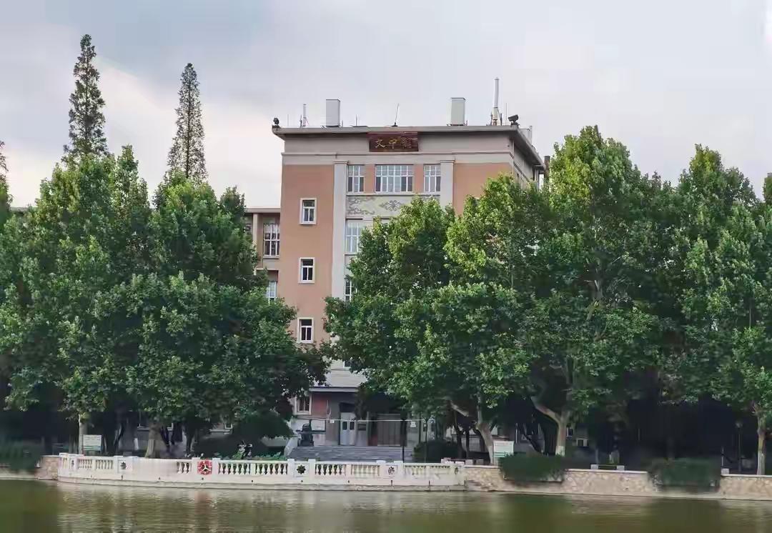 【梦里又高考  改对那道15分题 高兴醒了】

下午，小雨淅淅沥沥。

躺在床上