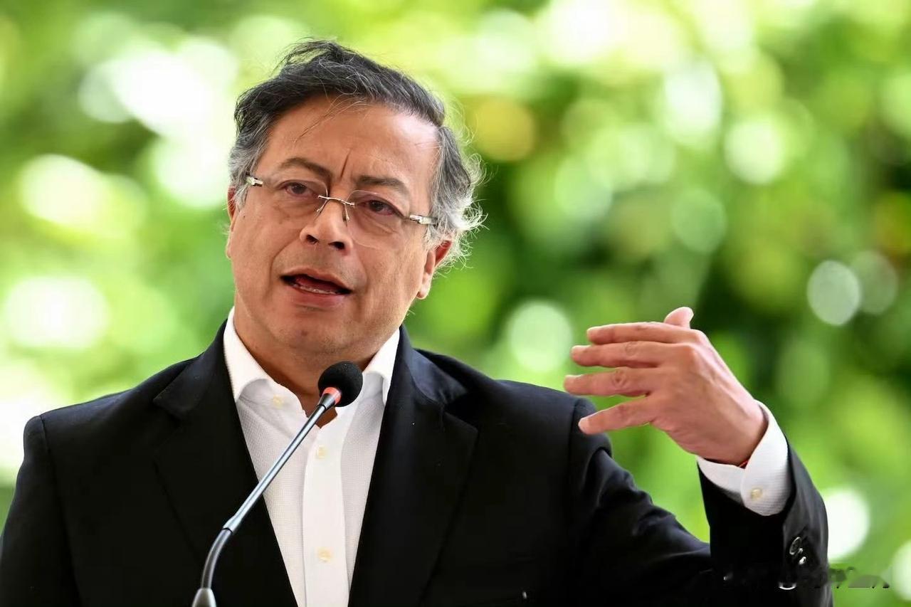 刚刚被美国制裁的哥伦比亚总统彼得罗正在考虑从该国军事基地赶走美军和中情局人员。 