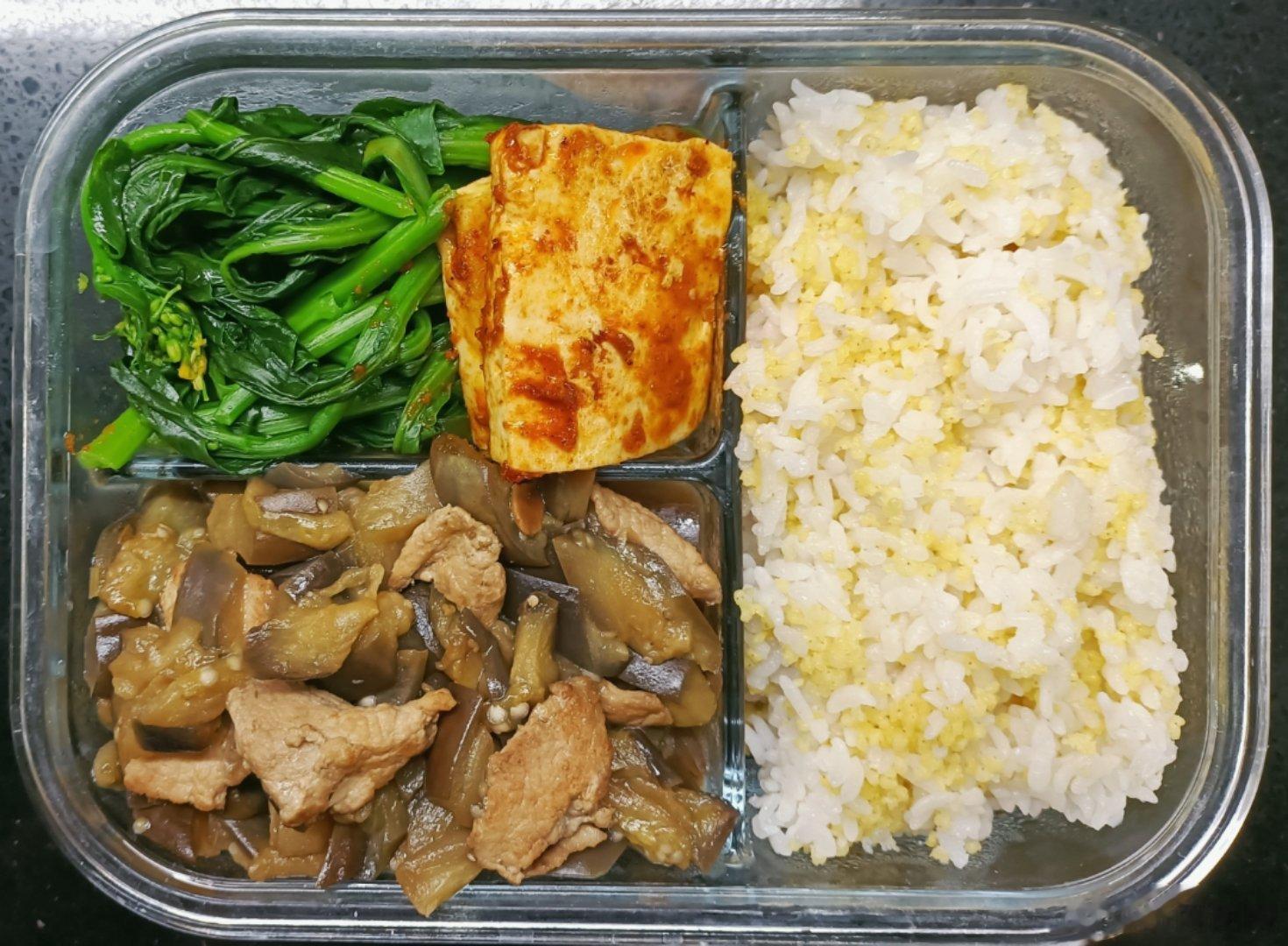 #儿子的午餐# 二米饭，肉片茄子，水油煮菜心，烤豆腐 ​​​