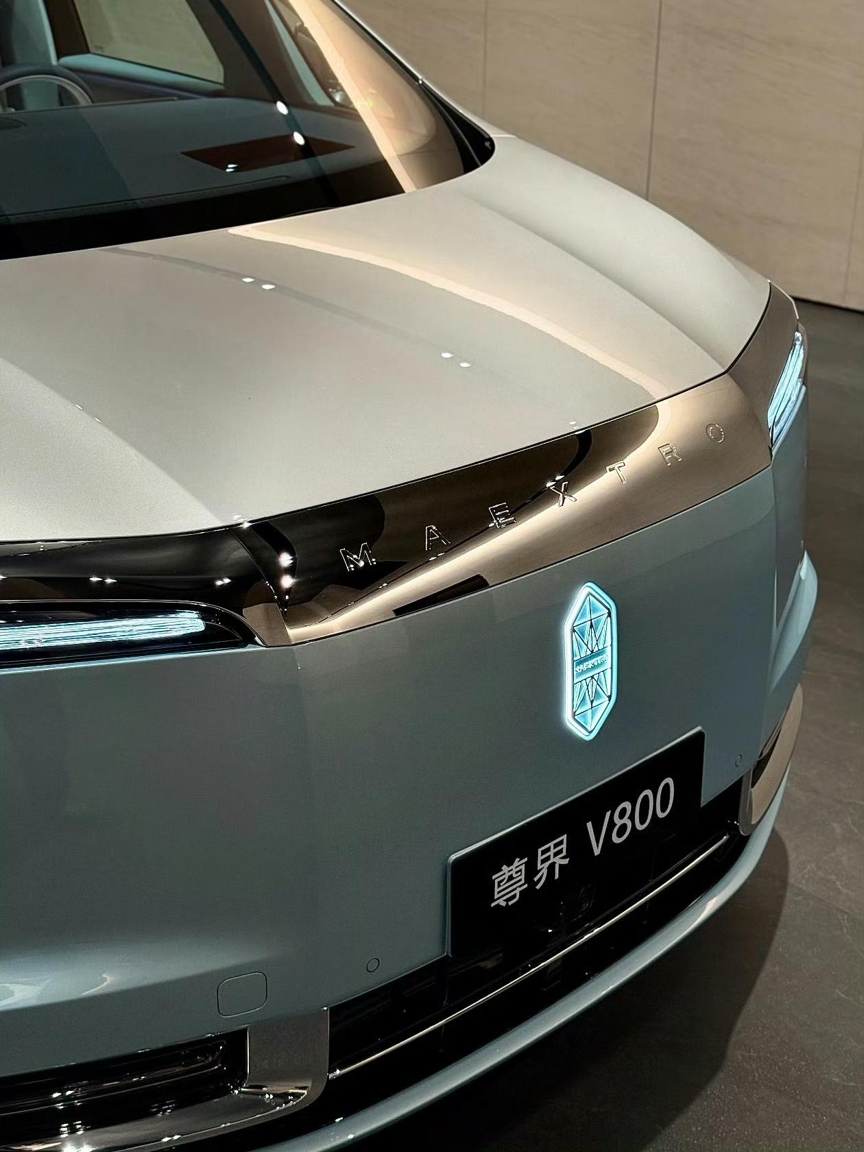 今天下午尊界V800上市。我真的很吃这款车的颜值。也感慨蔚来不出mpv真的可惜。