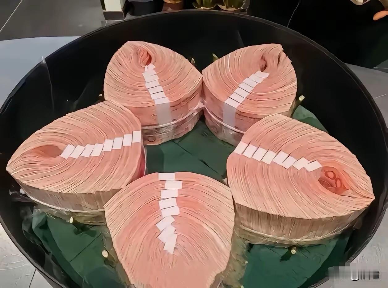 今天农历九月初八，是个结婚的好日子。去参加朋友的婚礼，路上还遇到几个其他人结婚的