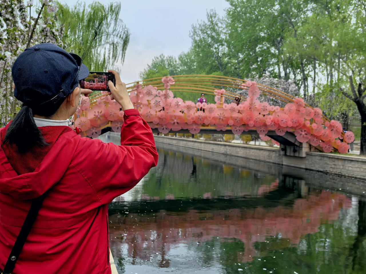 今天天气多云转阴，下午还下起了小雨。这样的天气加上又是下午，我以为北土城遗址公园