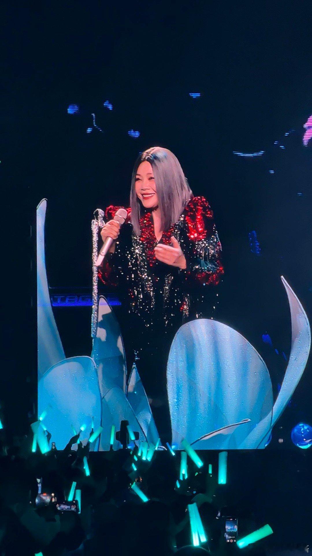 田震南京演唱会 南京歌迷太会了！首次来南京开演唱会，刚开口就被现场歌迷的热情震撼