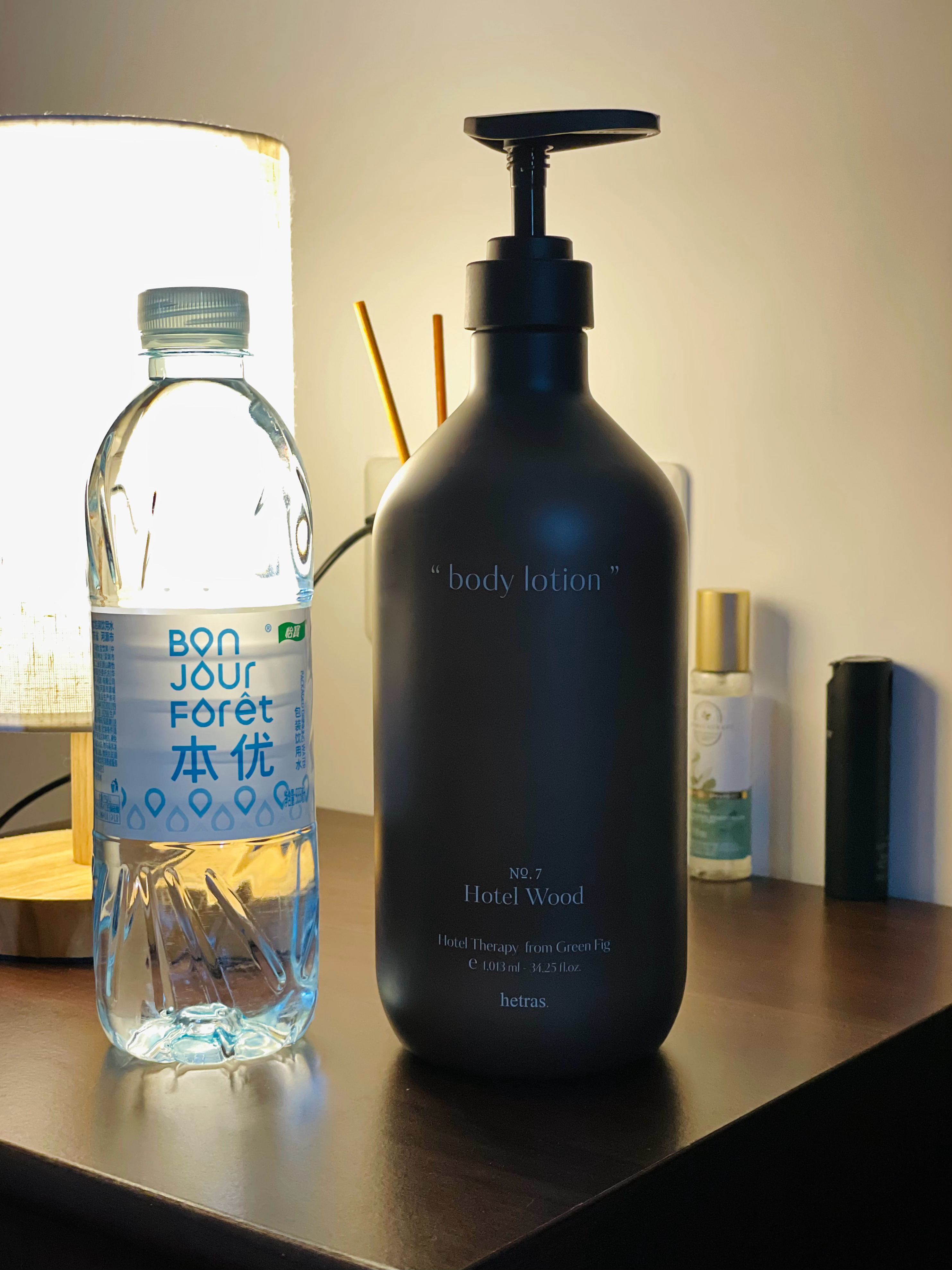 昨天开完组会去买沐浴露，逛了好几家店，惠康的阿姨在仓库翻了半天问我是不是这个，我