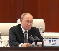普京在上合组织峰会上表示：

乌克兰危机并非源于俄罗斯的行动，而是西方支持的基辅