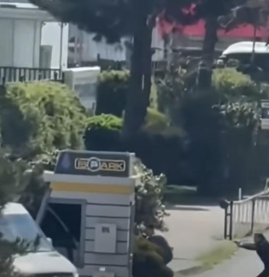 4月7日以色列驻土耳其伊斯坦布尔领事馆附近，发生了一起袭击行动，3名身穿迷彩服的