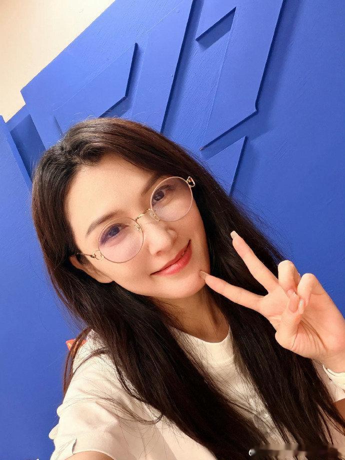 徐洁儿小考后哭了乘风2026瞬间被眼泪戳中心巴！压抑许久的情绪卸下，坚持与成长全