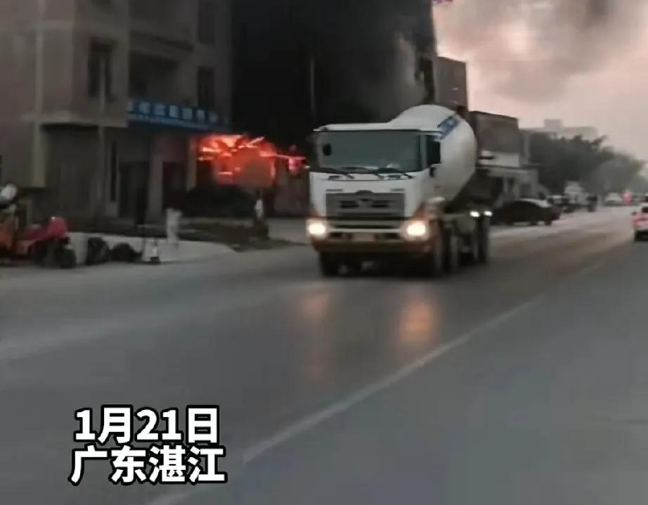1月21日，广东湛江一商铺突发火灾，现场浓烟滚滚，火光冲天，并伴有连续的爆炸声，