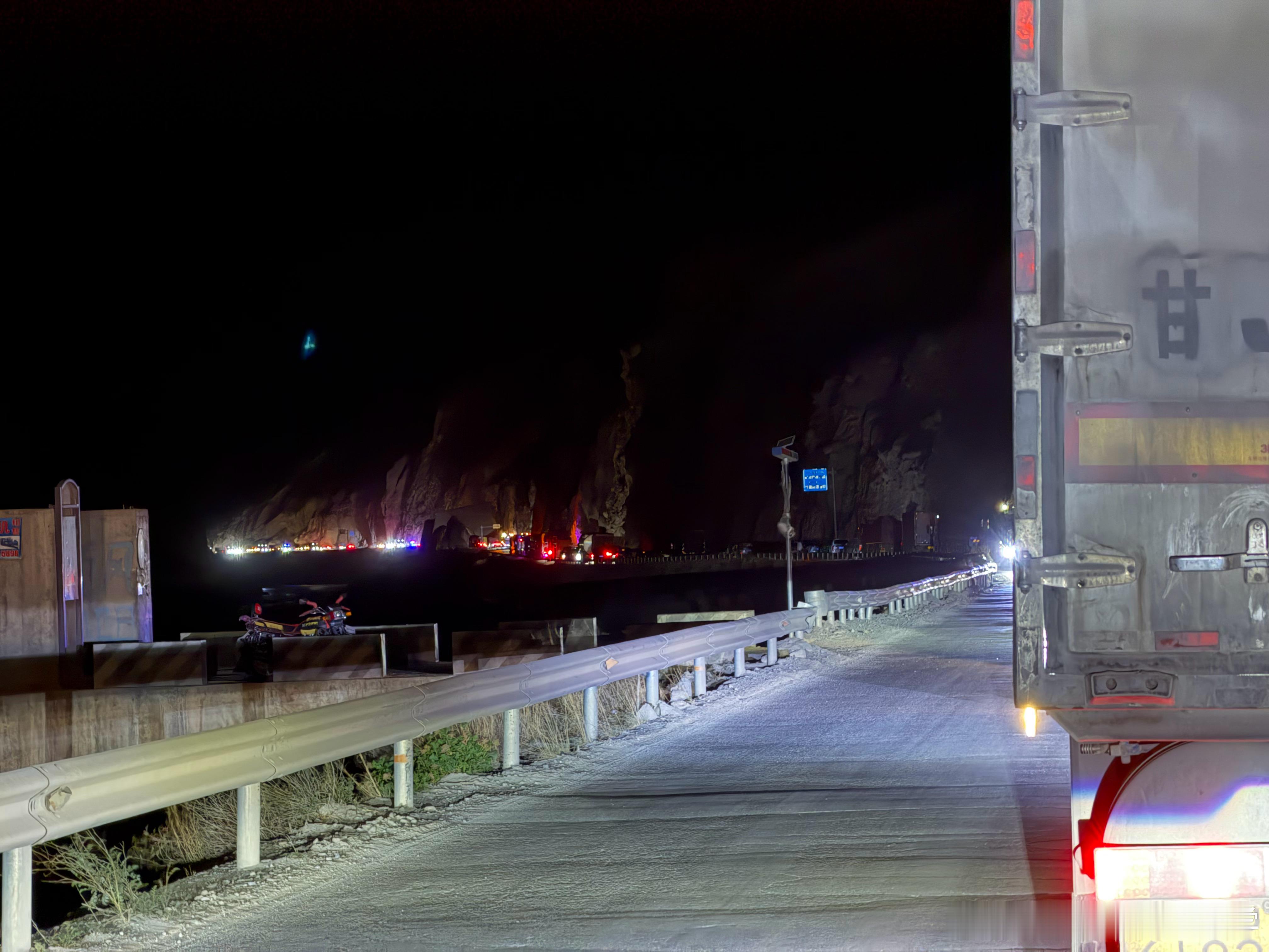 该来的总是会来我的日常plog 大堵车了，未知原因…现在看318正在修怒江72拐