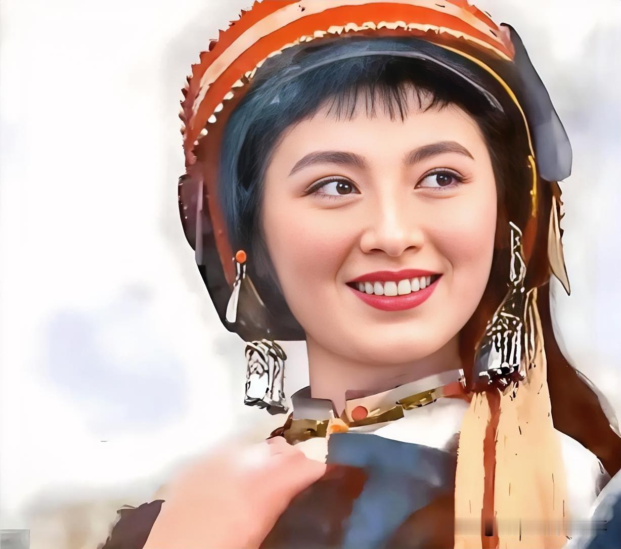 上联：红塔山下阿诗玛
下联：有请雅士[玫瑰][玫瑰][玫瑰]
