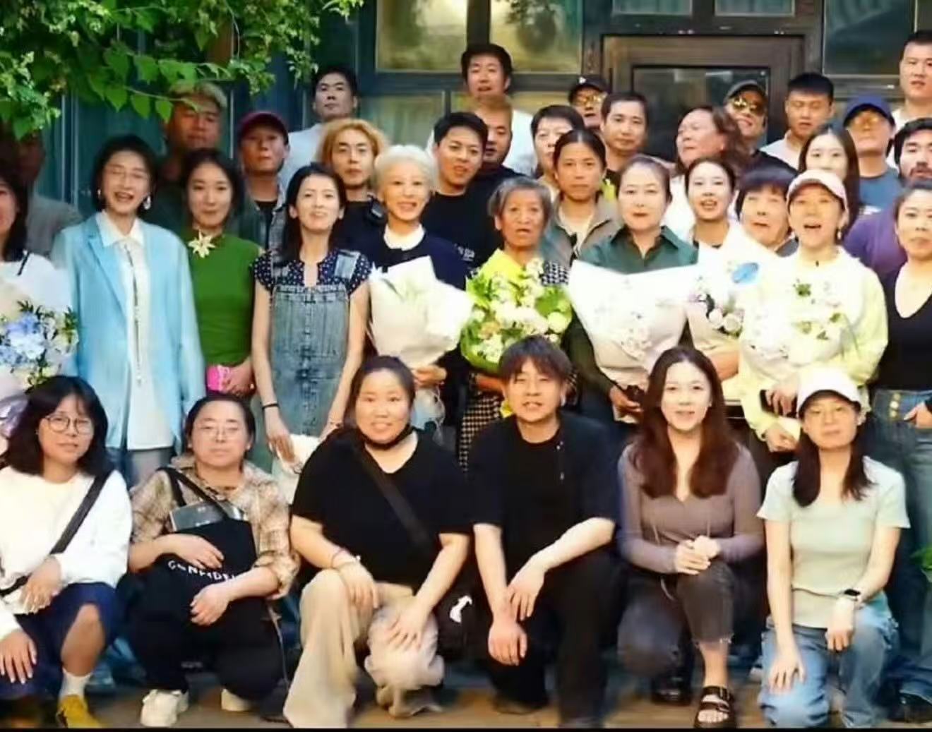 杨紫白发董竹君杨紫玉兰花开君再来白发造型哇！白发的董竹君也好美啊！