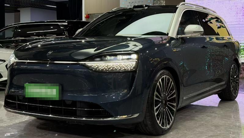 这款问界M9的外观其实挺大气的，特别是双色造型，有点类似于迈巴赫。LED大灯以及