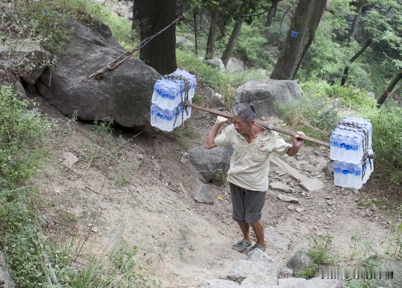 【无人机送货？老君山偏偏不用！15元泡面背后是活命钱】  

🔥河南老君山近日