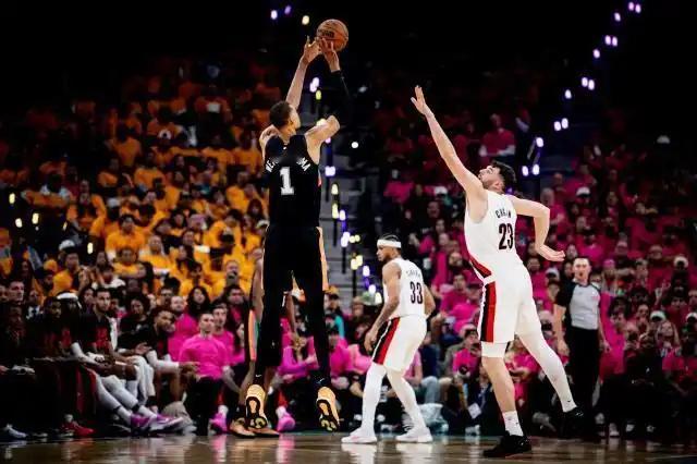 NBA季后赛圣安东尼奥马刺主场111-98战胜波特兰开拓者，取得季后赛首轮开门红