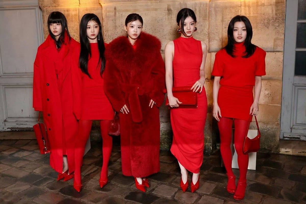 ILLIT巴黎时装周全员红裙ILLIT亮相巴黎时装周 全员红裙好特别的造型！！五