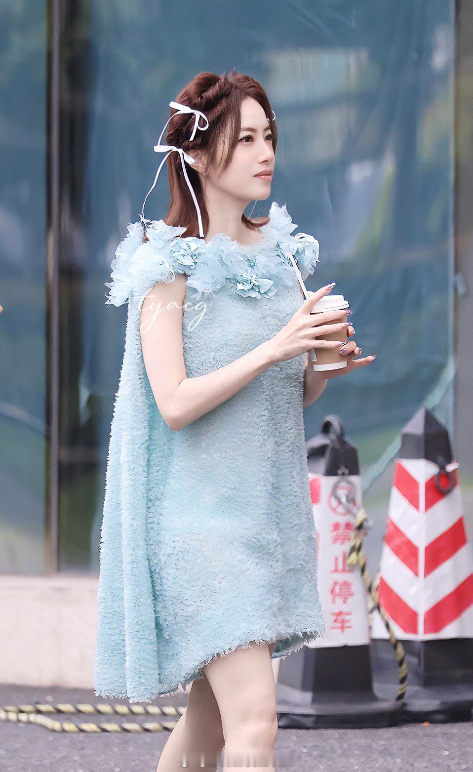 #徐怀钰甜美造型梦回天地传说小莲# 徐怀钰录制《天赐的声音》，这造型让人梦回《天