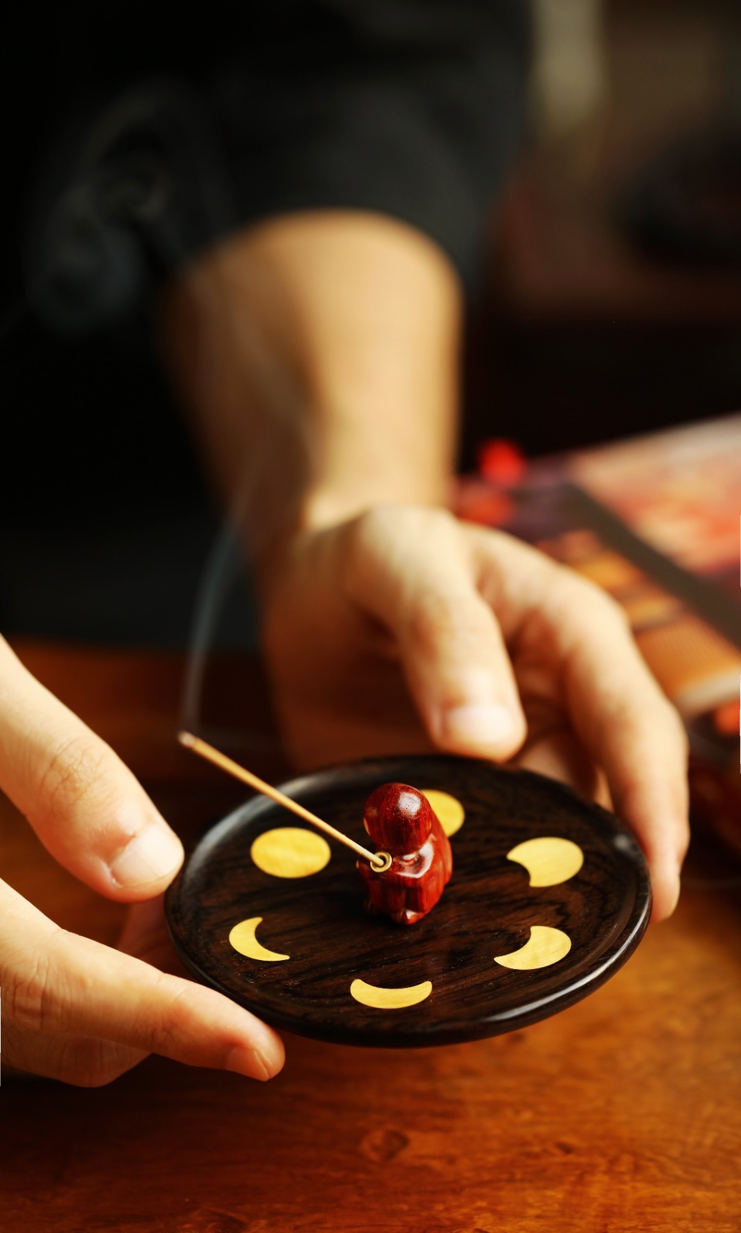 望月玉兔 | 香插月有阴晴圆缺，做一轮皎月，愿常相伴。小叶紫檀玉兔，底座紫光檀镶