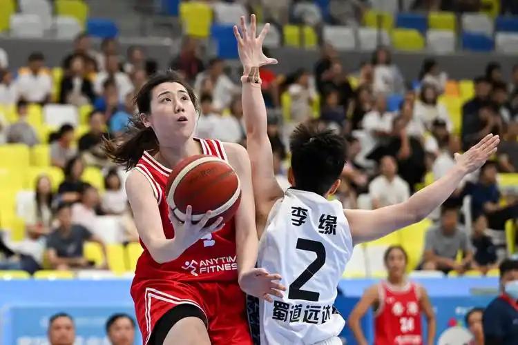 上头条聊CBA 本赛季CBA真是杀疯啦！现在联赛进入白热化，那叫一个精彩又激烈。